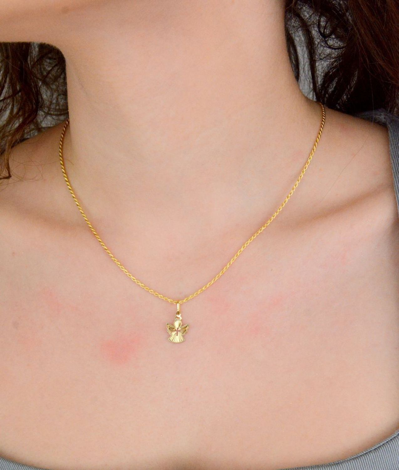 Zawieszka zawieszka anioł grawerowany próba 585, ZA 6173 585  Wisiorek został wykonany z wysokiej jakości złota próby 585. Złoto to jeden z najpopularniejszych kruszców, cenione przez kobiety na.jpg